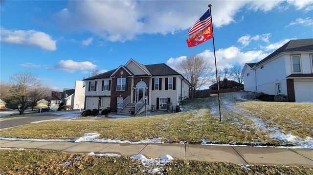 4602 N Heatherwood Drive, St Joseph, MO 64506