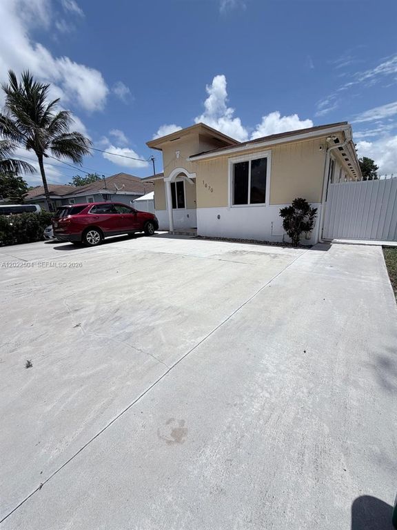 1670 NW 73rd St, Miami, FL 33147