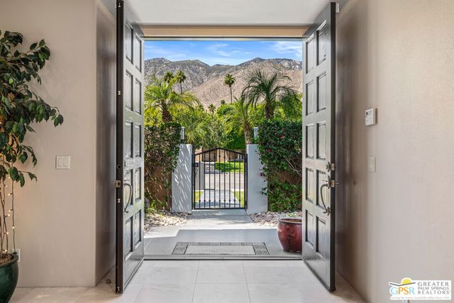 2438 S Caliente Drive, Palm Springs, CA 92264