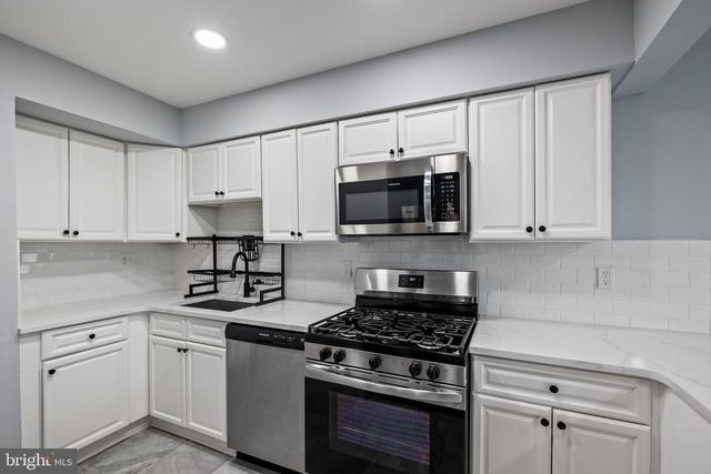 26 KNOLL DR, Blackwood, NJ 08012