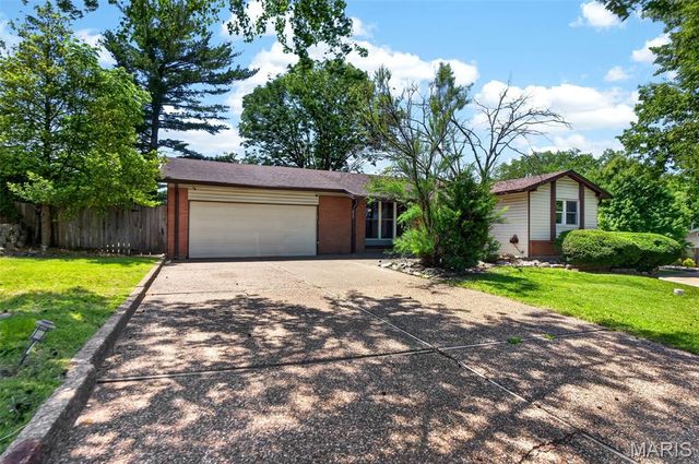3297 Gwengreen Drive, Bridgeton, MO 63044