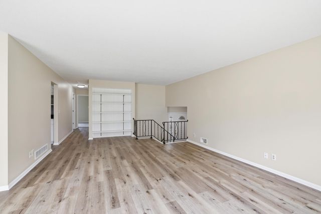 738 County Road B E, Maplewood, MN 55117