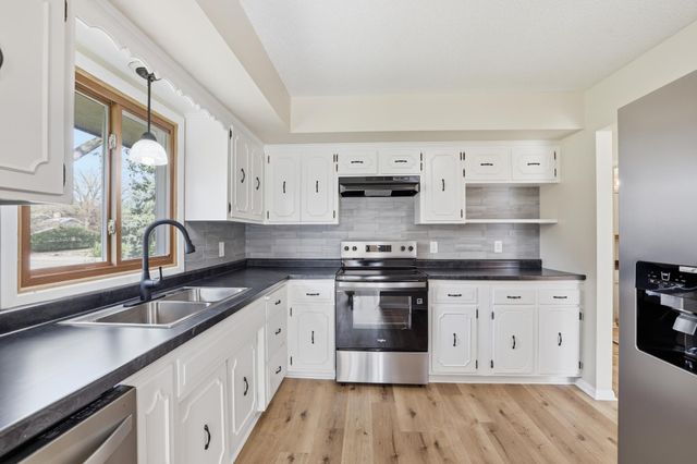 738 County Road B E, Maplewood, MN 55117