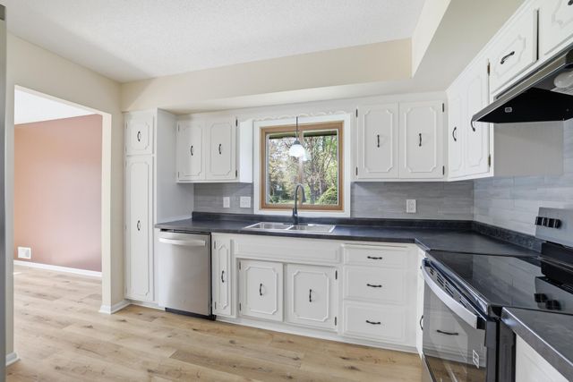738 County Road B E, Maplewood, MN 55117