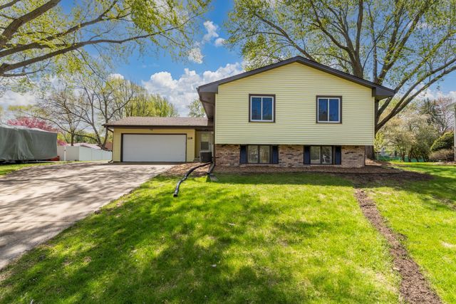 738 County Road B E, Maplewood, MN 55117