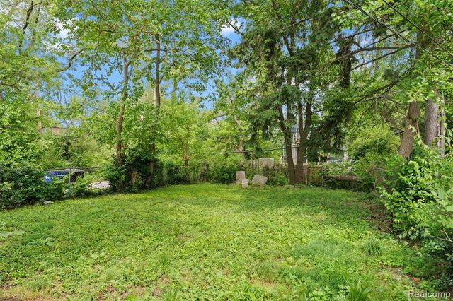 16226 Santa Rosa Drive, Detroit, MI 48221