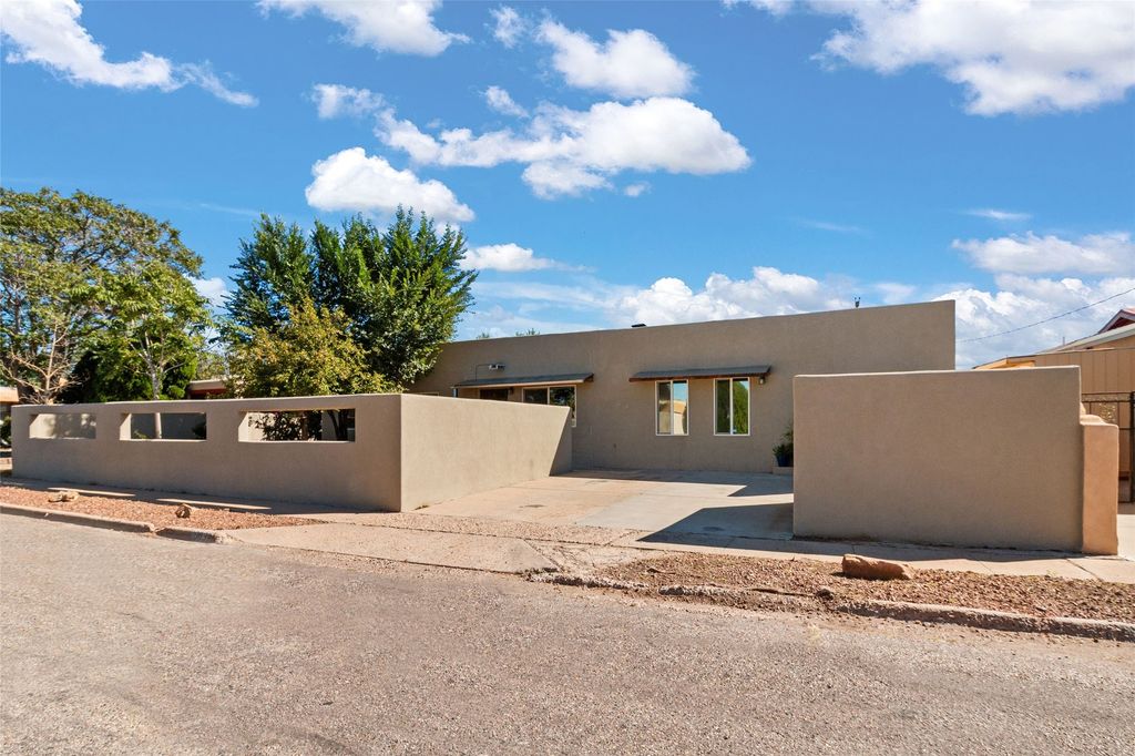 1003 Calle Margarita, Santa Fe, NM 87507