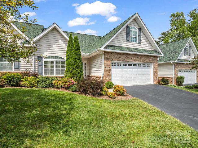 89 Victoria Park Drive, Hendersonville, NC 28792
