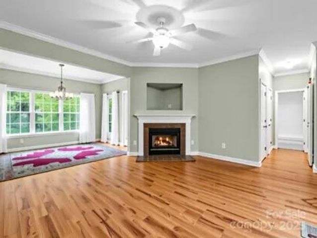89 Victoria Park Drive, Hendersonville, NC 28792