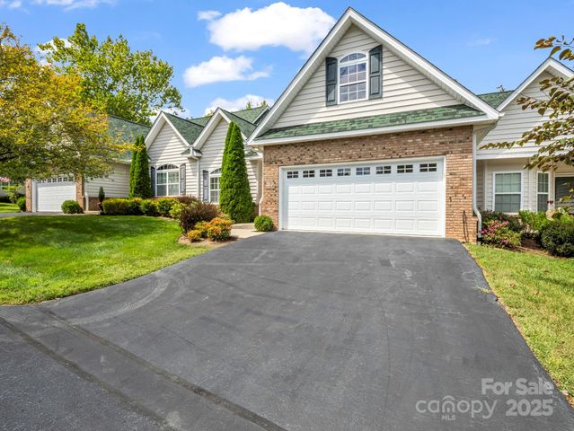 89 Victoria Park Drive, Hendersonville, NC 28792