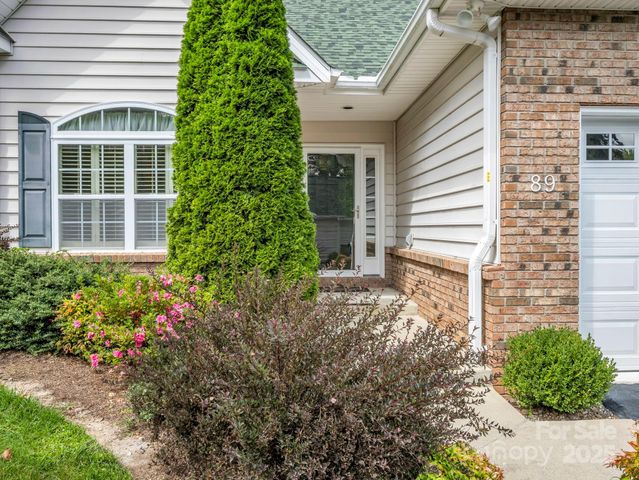 89 Victoria Park Drive, Hendersonville, NC 28792