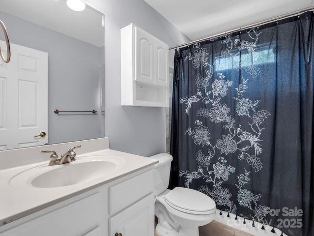 89 Victoria Park Drive, Hendersonville, NC 28792