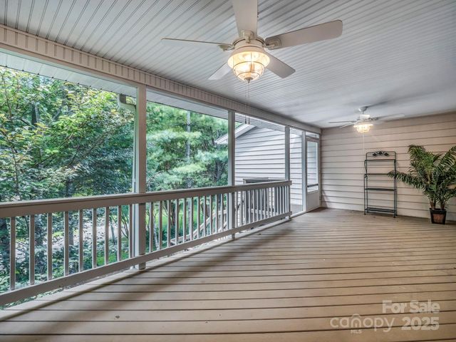 89 Victoria Park Drive, Hendersonville, NC 28792