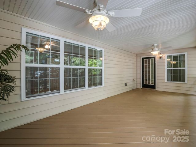 89 Victoria Park Drive, Hendersonville, NC 28792