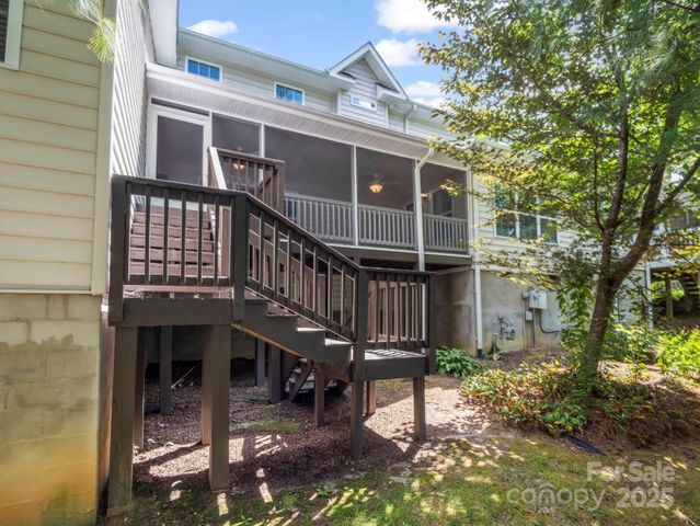 89 Victoria Park Drive, Hendersonville, NC 28792