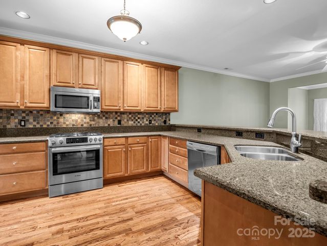 89 Victoria Park Drive, Hendersonville, NC 28792