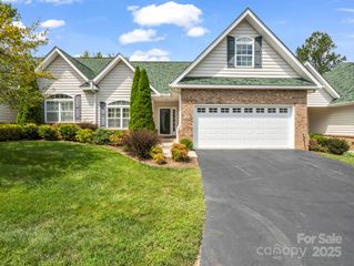 89 Victoria Park Drive, Hendersonville, NC 28792