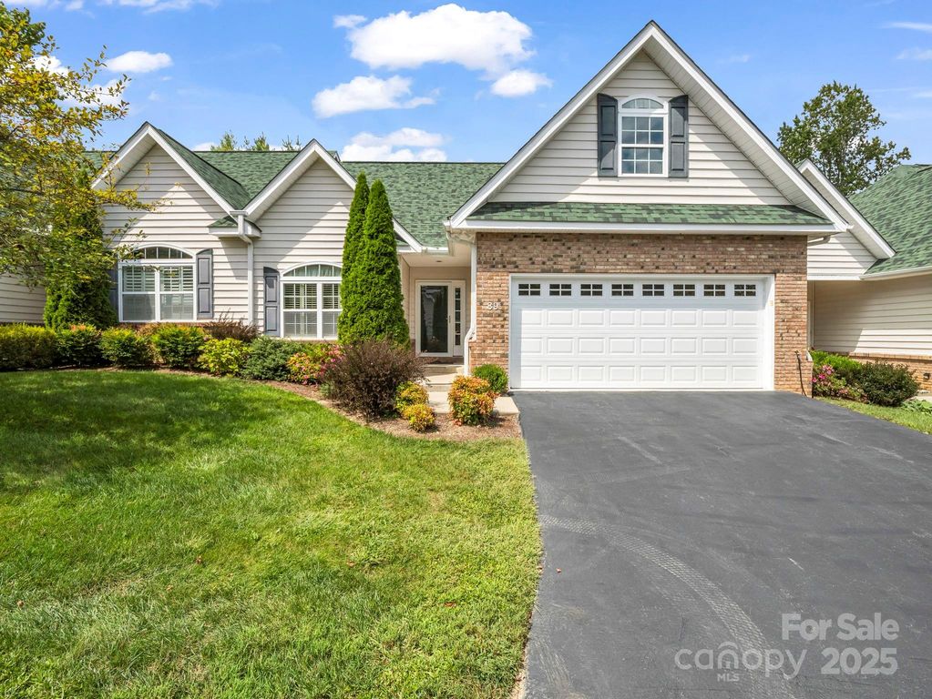 89 Victoria Park Drive, Hendersonville, NC 28792