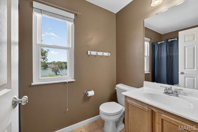 2562 Lakeshore Drive, Columbia, IL 62236