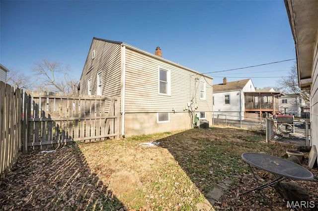 10212 Saint Arthur Lane, St Ann, MO 63074