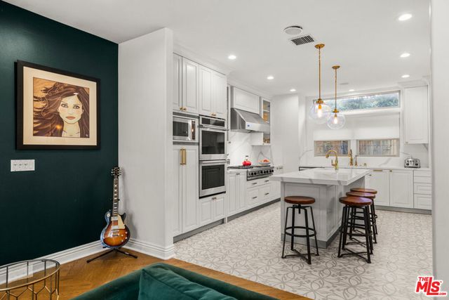 725 Oxford Avenue, Los Angeles, CA 90292