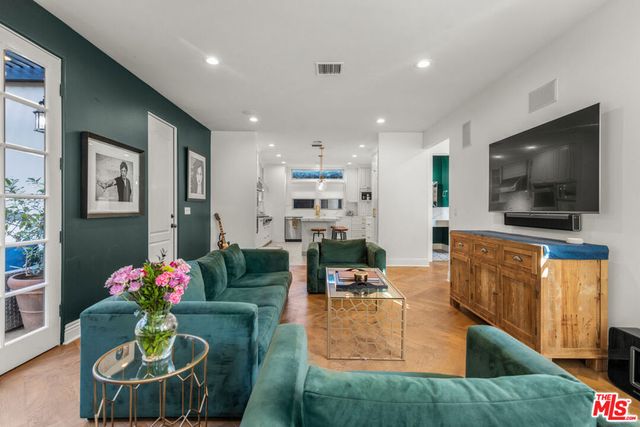 725 Oxford Avenue, Los Angeles, CA 90292