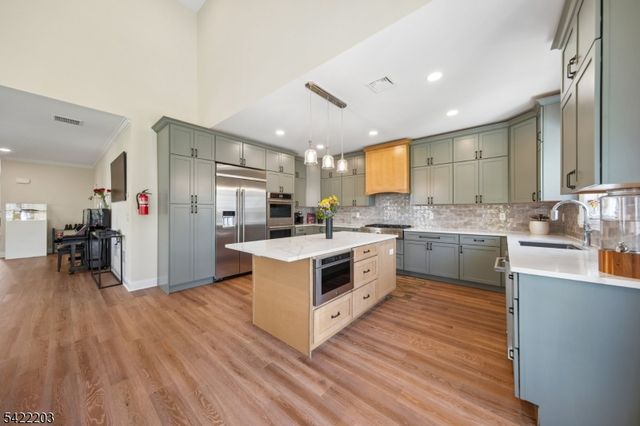 35 Lee Rd, Livingston Twp., NJ 07039