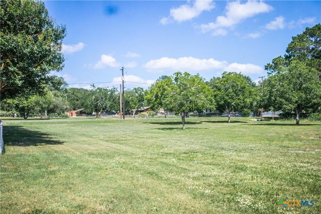 510 E 7th Street, Yorktown, TX 78164