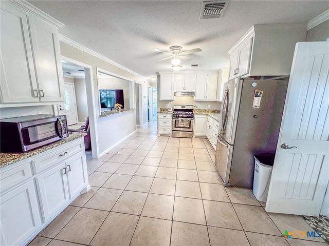 510 E 7th Street, Yorktown, TX 78164