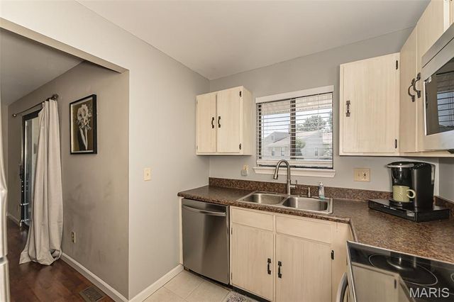 612 Summer Winds Lane E, St Peters, MO 63376