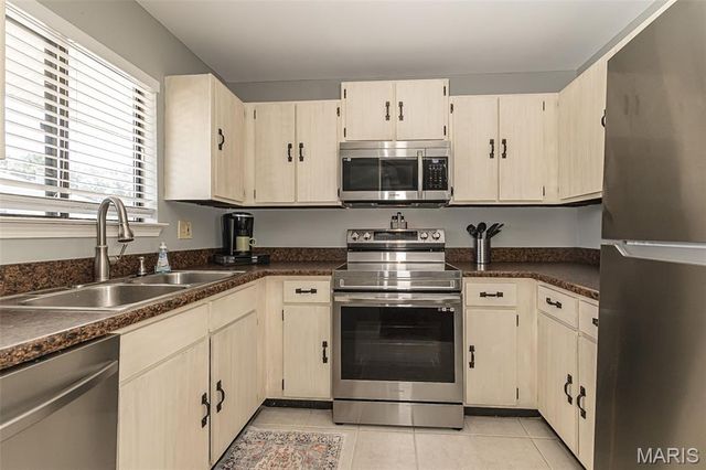 612 Summer Winds Lane E, St Peters, MO 63376