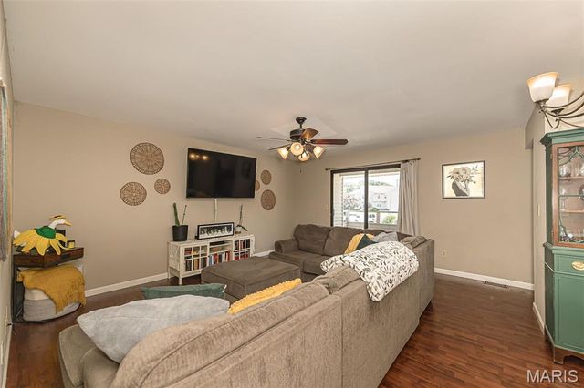 612 Summer Winds Lane E, St Peters, MO 63376