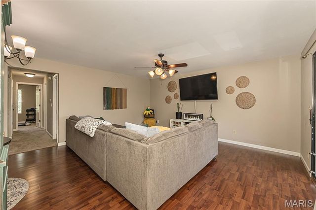 612 Summer Winds Lane E, St Peters, MO 63376