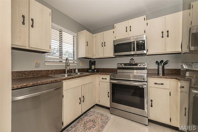 612 Summer Winds Lane E, St Peters, MO 63376
