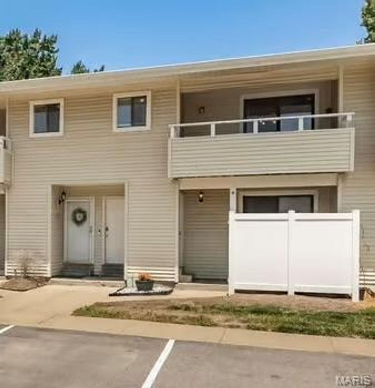 612 Summer Winds Lane E, St Peters, MO 63376