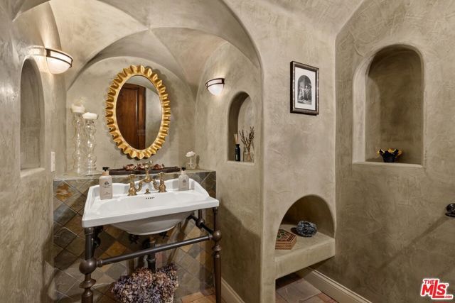 1214 Beverly View Drive, Beverly Hills, CA 90210