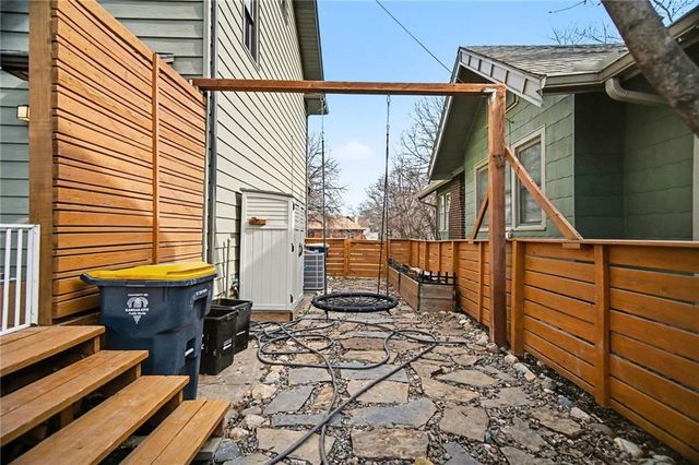 404 N GLADSTONE Boulevard, Kansas City, MO 64123