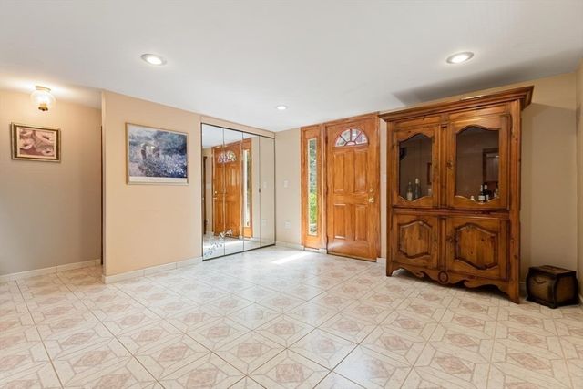 48 Valley St, Wakefield, MA 01880