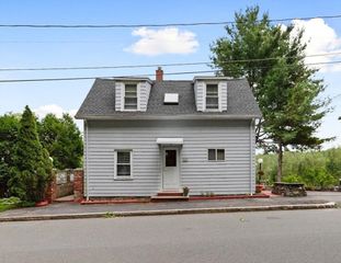 48 Valley St, Wakefield, MA 01880