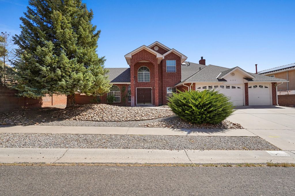 8200 CORONA Avenue NE, Albuquerque, NM 87122