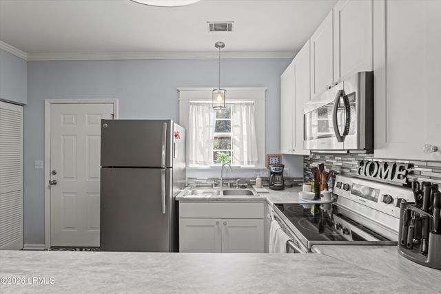 1105 13th St Apt D, Port Royal, SC 29935