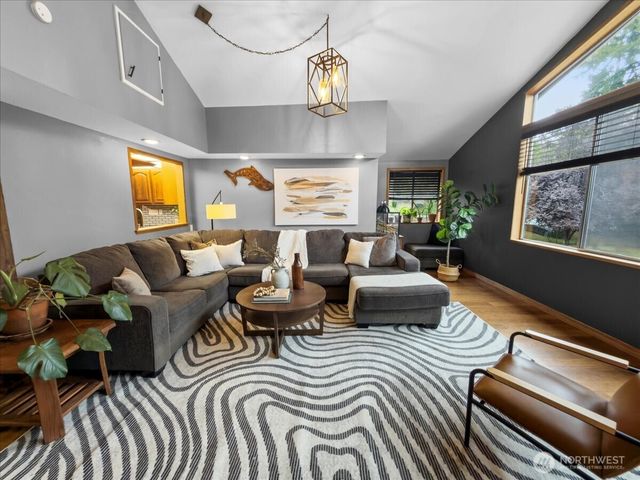 19607 136th Place SE, Renton, WA 98058