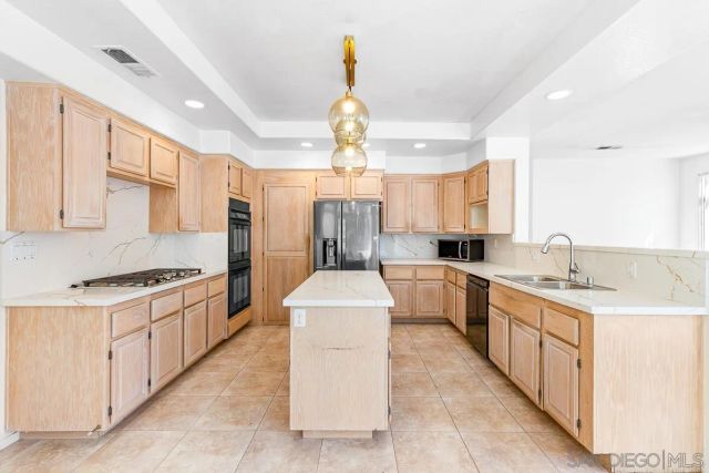 987 CALLE DE LEPANTO, Escondido, CA 92025