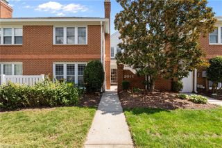 201 Amersham Dr Apt C, Yorktown, VA 23693