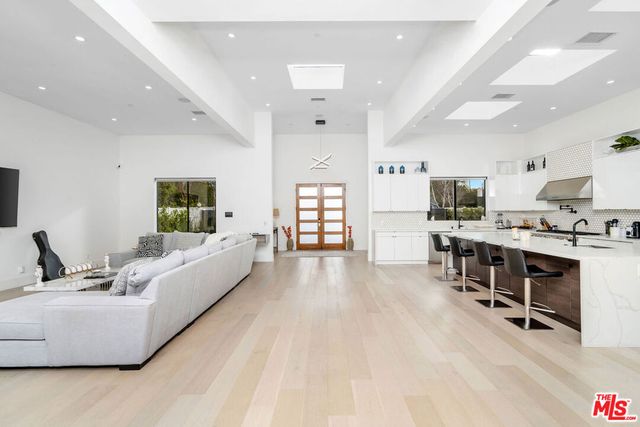 22931 Dolorosa Street, Woodland Hills, CA 91367