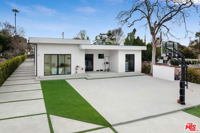 22931 Dolorosa Street, Woodland Hills, CA 91367