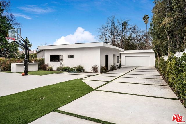 22931 Dolorosa Street, Woodland Hills, CA 91367