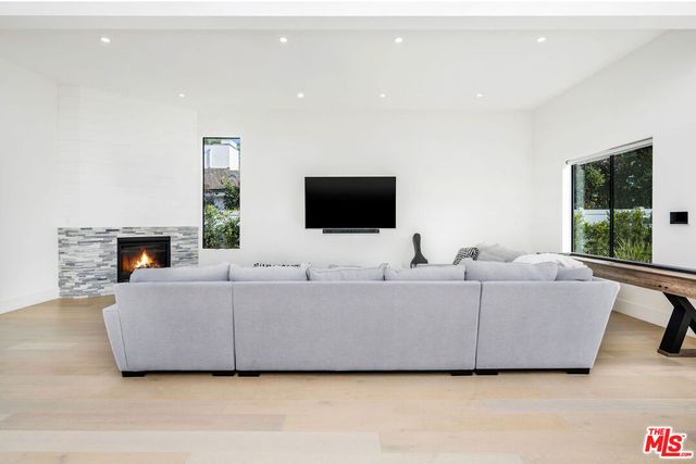 22931 Dolorosa Street, Woodland Hills, CA 91367