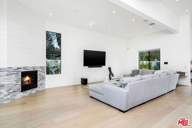 22931 Dolorosa Street, Woodland Hills, CA 91367