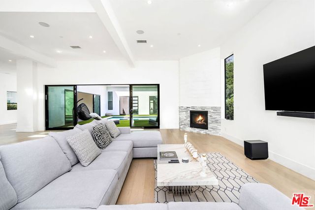 22931 Dolorosa Street, Woodland Hills, CA 91367